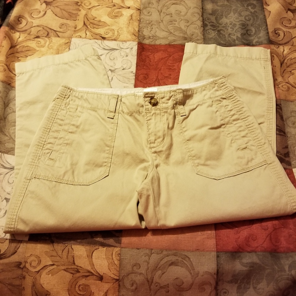 2/$12 🤩 OLD NAVY KHAKI Capris